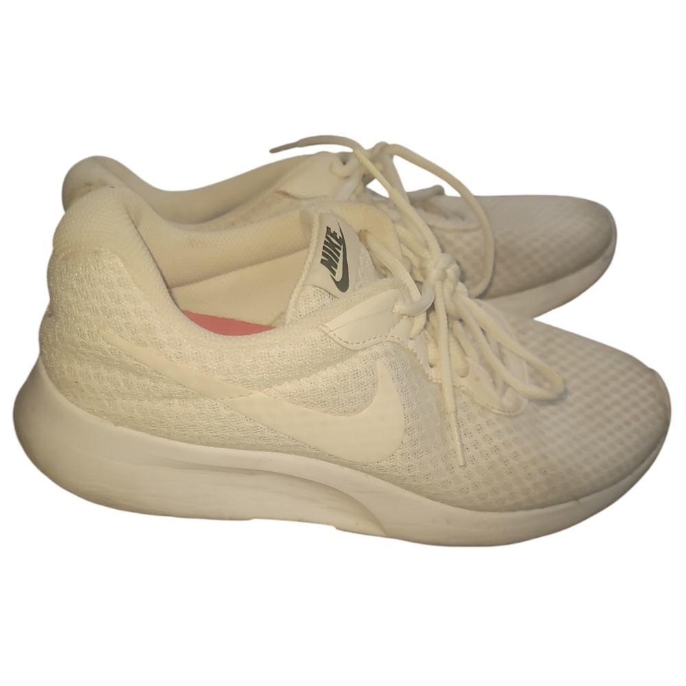 Nike Tanjun white athletic shoes 8